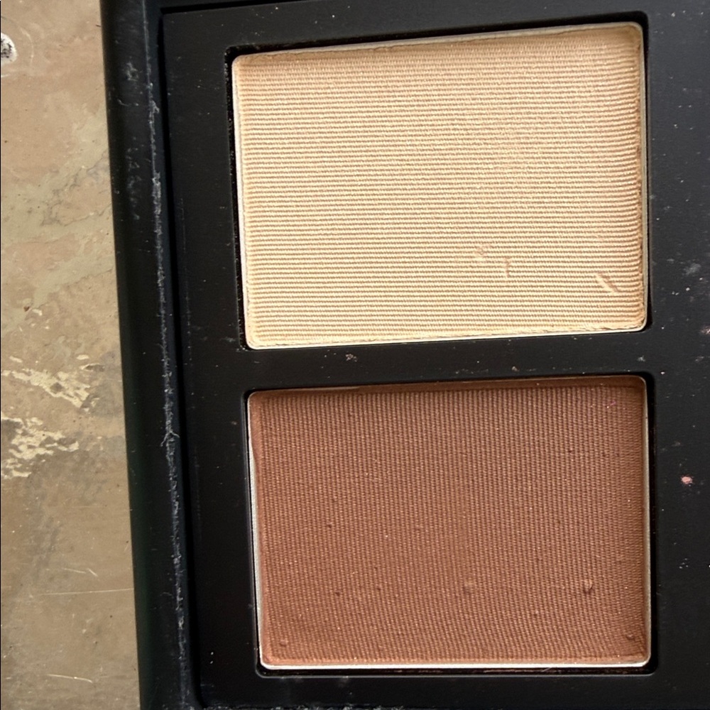 Blush perfect, case sticky and missing pin-great if you need NARS blush palette - Picture 3 of 8